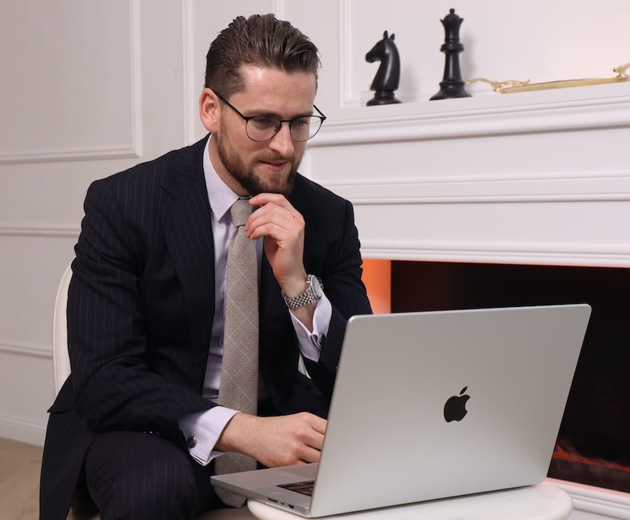 Benjamin Urbach am Laptop